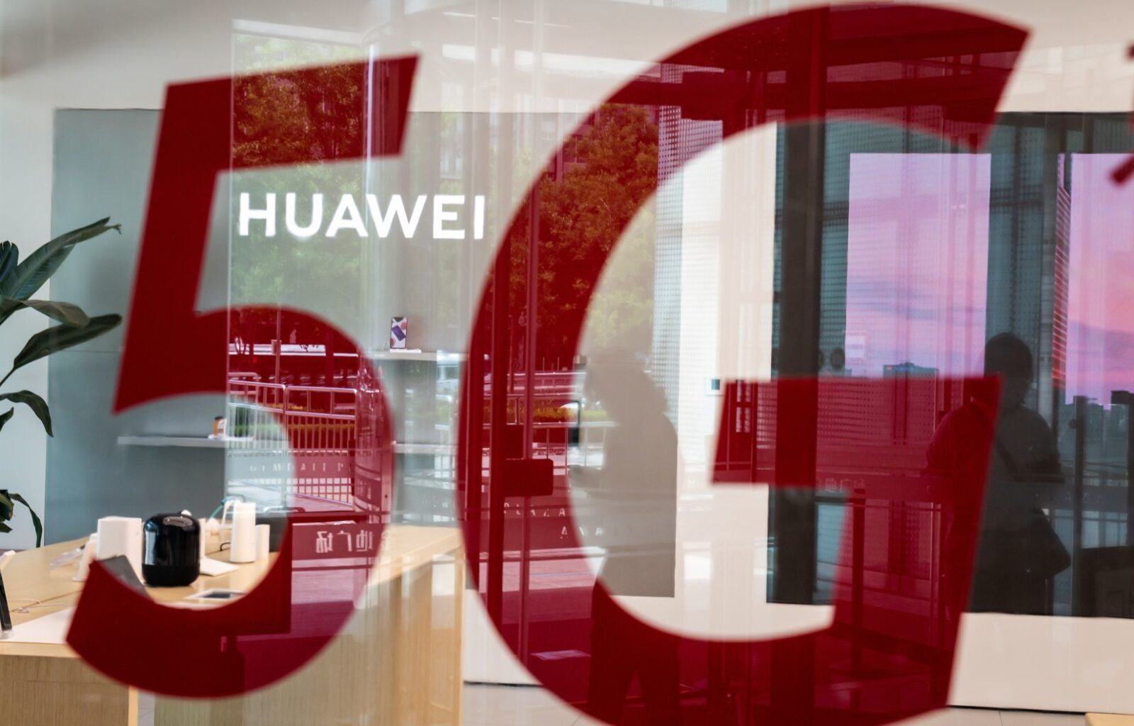 5g huawei, Exclusion controversée de la 5G Huawei au Royaume-Uni