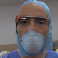 Il opère à Rennes, avec des Google Glass liées au Japon Appareils