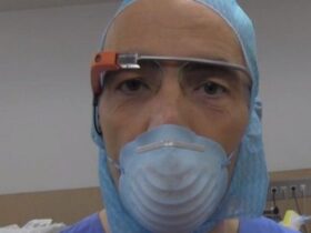 Il opère à Rennes, avec des Google Glass liées au Japon Appareils