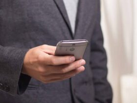 Paiements mobiles : smartphone au lieu de portefeuille On arrive à peine à imaginer une époque où on payait en espèces et il fallait se connecter sur un ordinateur afin de réaliser la moindre transaction. Même pour des services qui étaient accessibles sur mobile, les paiements ne pouvaient se faire qu'à partir de l'ordinateur. Cette époque si lointaine à laquelle on fait référence ne remonte pourtant qu'à la décennie précédente. Depuis, de nombreuses entreprises se sont donné pour mission de développer des outils et plateformes spécialisées afin de rendre les paiements plus simples et sécurisés sur téléphone portable. Paiements mobiles : avantages et inconvénients Si les paiements mobiles n'ont pas toujours eu la côte, c'est parce que pendant longtemps ils étaient vulnérables. Avant l'avènement du cloud et des technologies qui y ont élu résidence, réaliser des transactions depuis son mobile revenait à stocker les informations de paiements sur son téléphone. Il suffisait donc d'accéder au mobile pour accéder à tous les avoirs d'un individu. On comprend donc sans peine que personne ne soit favorable à de tels scénarios ; ni les institutions bancaires, ni les opérateurs économiques et encore moins les particuliers. Pourtant, les avantages des moyens de paiements mobiles étaient trop attrayants pour ignorer cette technologie. En effet, pouvoir accéder à des services n'importe où et pas uniquement chez soi. Pourvoir créer des synergies entre commerces, sites marchands et applications permettrait enfin de changer la donne. En particulier, dans l'industrie des jeux d'argent et des casinos en ligne en particulier. Comment les entreprises de paiements ont-elles renversé la tendance ? Le gros obstacle au développement de paiements mobiles était la domiciliation des données sensibles. Les différents moyens de paiements présentés ci-dessous procèdent de manière innovante pour résoudre la problématique de la sécurité et de la fiabilité des paiements mobiles. Square - un réseau fermé Plutôt que de confronter la problématique de front, Square procède par contournement. En d'autres termes, cette solution de paiement mobile crée un réseau privé hautement sécurisé auquel on ne peut accéder qu'avec des équipements et applications dédiés. C'est une solution parfaitement adaptée aux paiements mobiles dans la vie réelle. Plus besoin d'entrer ses renseignements bancaires, lorsqu'il suffit de procéder par paiement sans contact et ensuite de valider la transaction depuis l'app mobile. PayPal – le géant international PayPal est l'une des solutions de paiement modernes les plus populaires. Bien qu'elle n’ait pas été pensée pour mobile au départ, cette plateforme a démontré qu'elle pouvait servir dans ce cadre. Pour garantir des transactions sécurisées, PayPal sert d'intermédiaire digital. En somme, pour chaque transaction réalisée, PayPal recueille vos informations de paiement et réceptionne vos fonds. Ensuite, la plateforme fonctionne comme un conduit à travers lequel vous entrez directement en contact avec le commerçant sur internet. La solution est particulièrement efficace en ligne, même si des soucis de compatibilité se posent avec certaines institutions financières et sur certains territoires. Interac, un bon exemple local Interac, une méthode de paiement digitale, extrêmement populaire au Canada s'érige en intermédiaire de confiance et sert comme excellent exemple dans le domaine des paiements mobiles qui ne cesse de grandir. Pour garantir la sécurité, la plateforme travaille étroitement avec les banques et institutions financières. Ainsi, lorsque vous cherchez à faire un virement Interac vers un site de casino en ligne par exemple, on peut simplement ouvrir un canal sécurisé à partir duquel on accède au compte bancaire. Ceci s'associe aux normes d'identité numérique pour vous protéger de fraudes potentielles. Cette méthodologie vous permet d'ailleurs de procéder à des paiements mobiles même à distance. C'est donc la solution paiement de choix pour les applications et services mobiles. Notamment pour les casinos en ligne et autres opérateurs de l'industrie du jeu d'argent. Quoi retenir ? Les paiements mobiles sont devenus la norme de nos jours, mais ça n'a pas toujours été le cas. Des entreprises comme Square et PayPal se sont d'ailleurs positionnées comme solutions de référence dans ce registre. Pourtant, ces deux plateformes sont loin de répondre à tous les besoins réels. Hormis la sécurité et la fiabilité, la simplicité d'utilisation compte. De ce point de vue, Interac coche toutes les bonnes cases. D'autant plus que son étroite collaboration avec les institutions financières lui apporte une crédibilité remarquable. Pour preuve, presque tous les opérateurs de l'industrie des jeux d'argent en ont fait un de leurs choix privilégié pour percevoir des fonds et verser leurs gains aux joueurs.