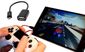 Processus de connexion d'une manette PS4 à un appareil Android via un câble OTG pour une expérience de jeu sans fil optimale.