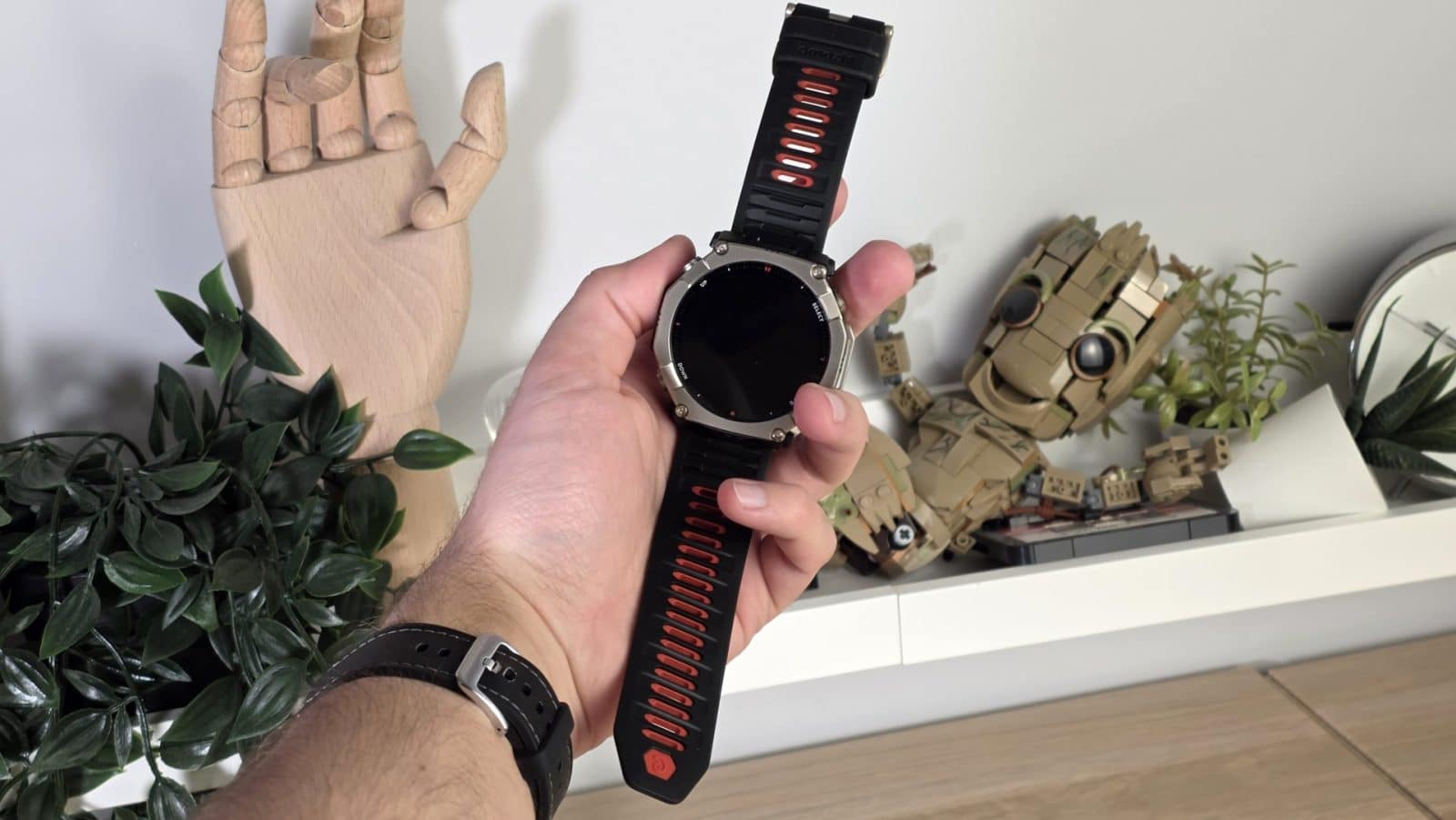 Amazfit T-rex Ultra 2 - En main