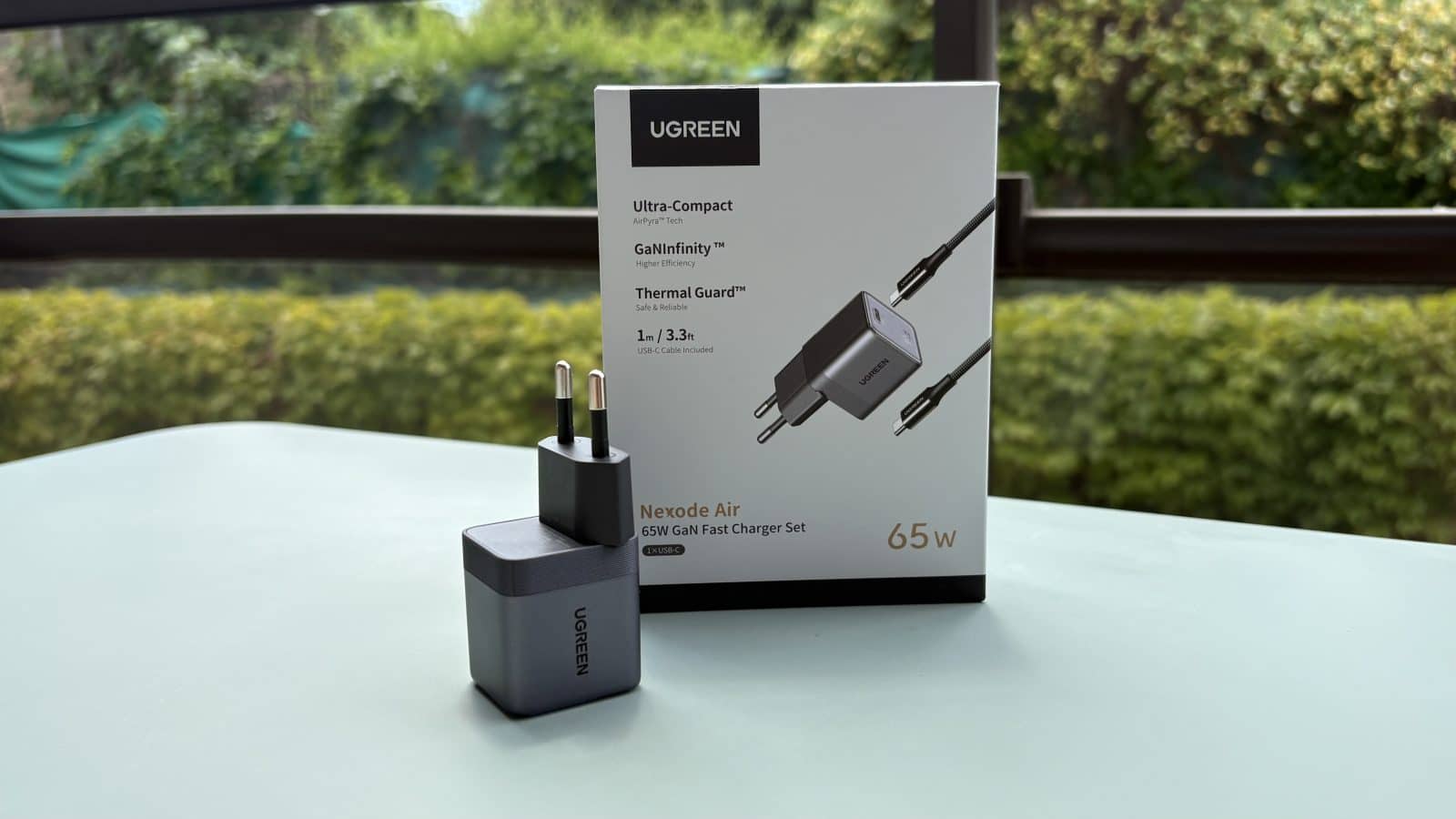 UGREEN Nexode Air 65W en extérieur avec sa boite