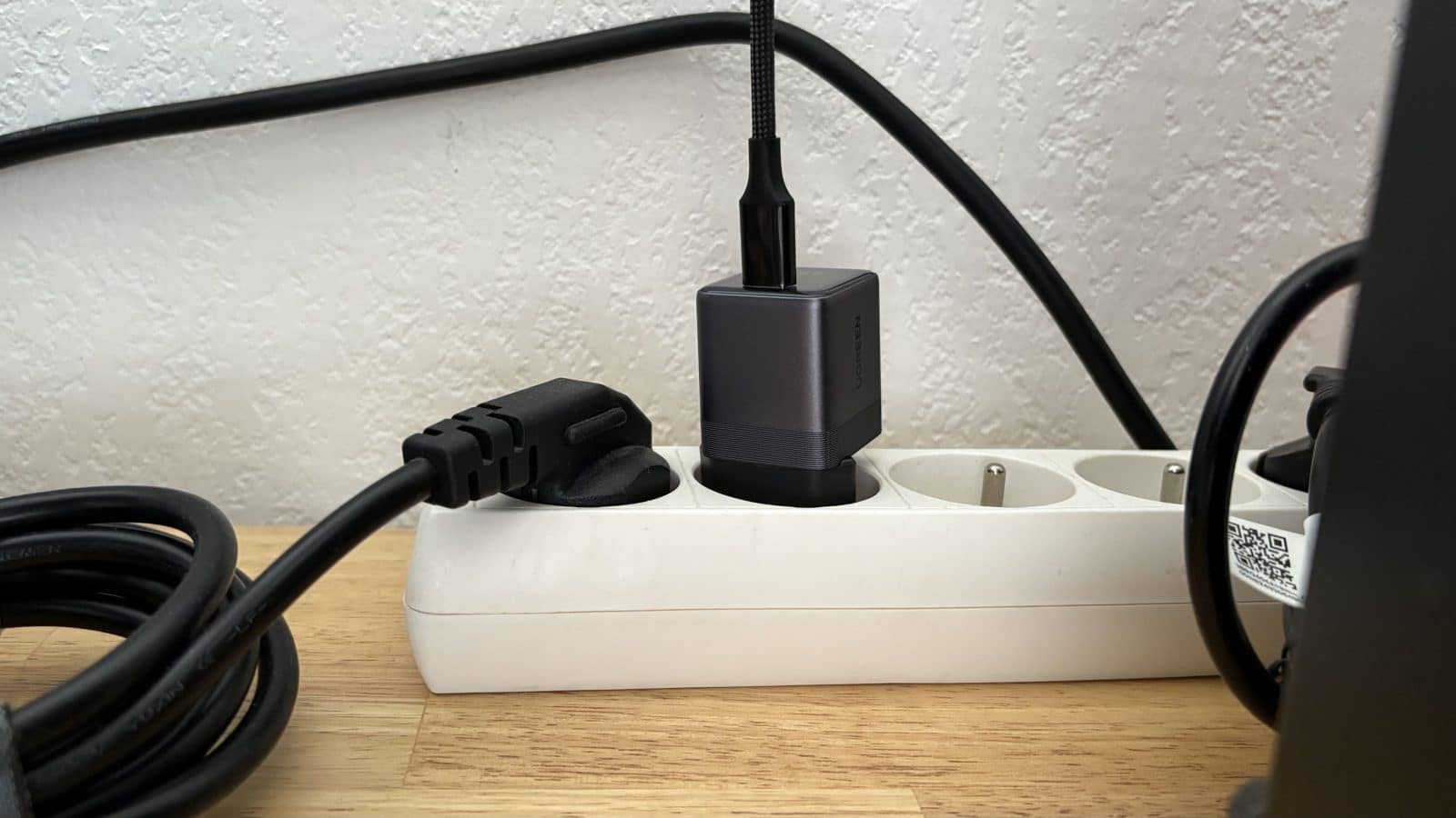 Chargeur UGREEN Nexode Air branché à une multiprise