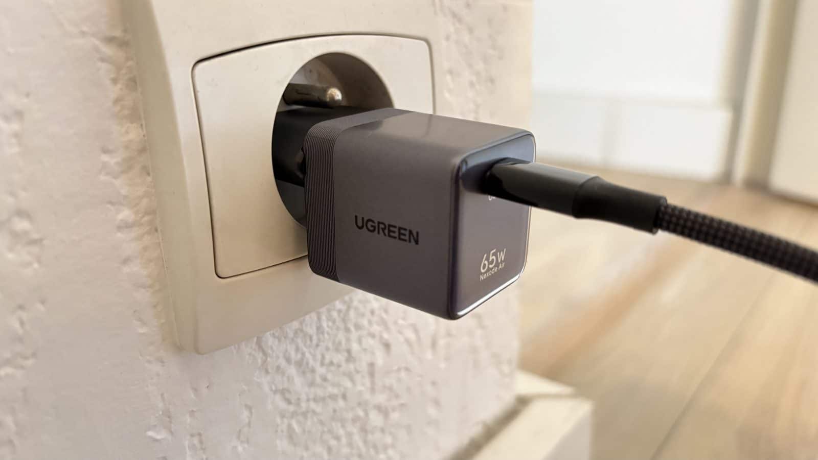 Chargeur UGREEN Nexode Air branché à une prise