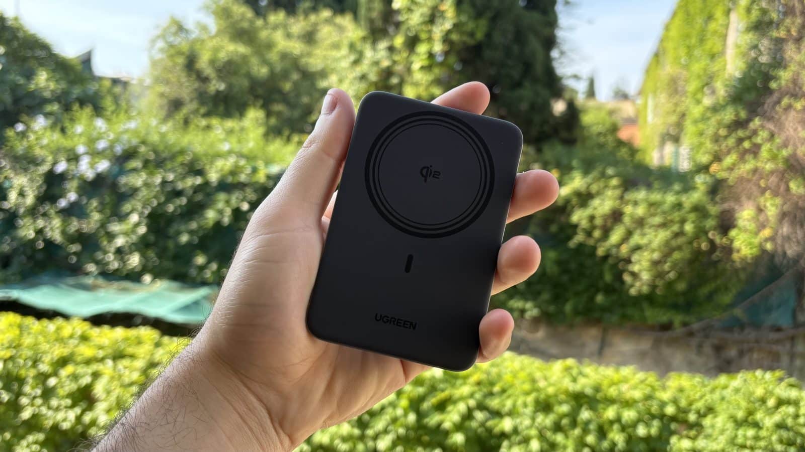 Arrière de la batterie externe UGREEN MagFlow Air dans la main