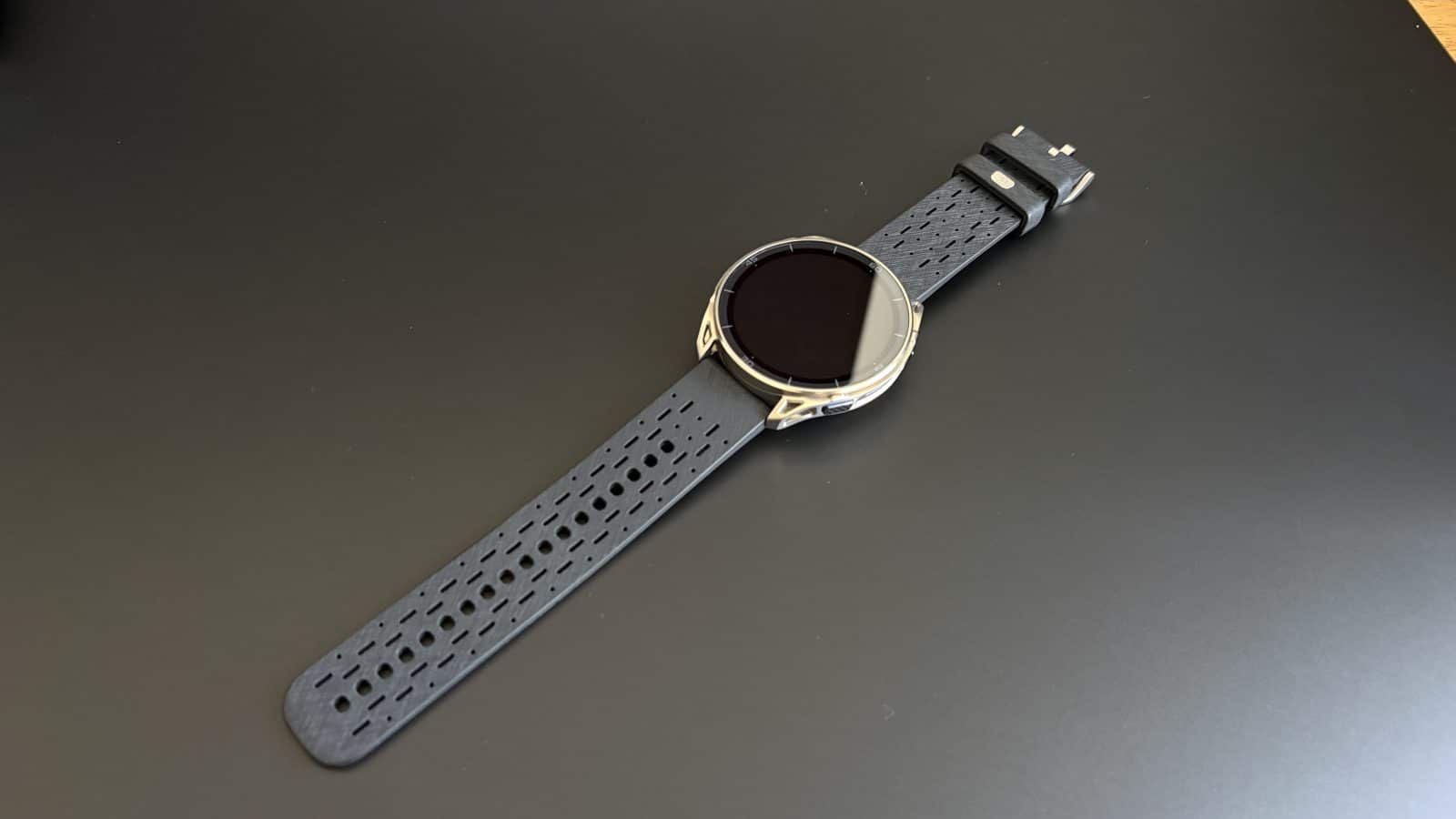Amazfit Cheetah 2 Ultra posée