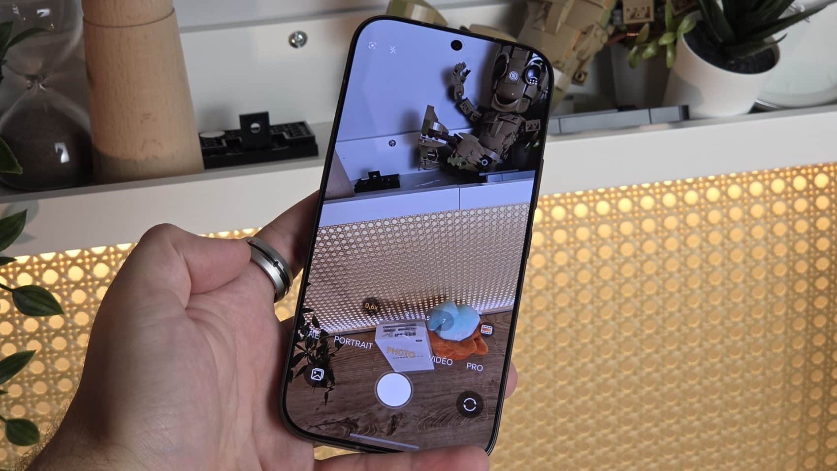 Honor 600 Pro tenu en main, ecran allume