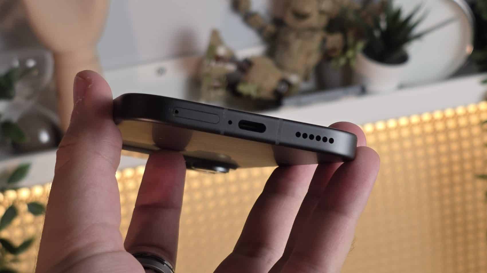 Tranche inferieure du Honor 600 Pro avec le port USB-C