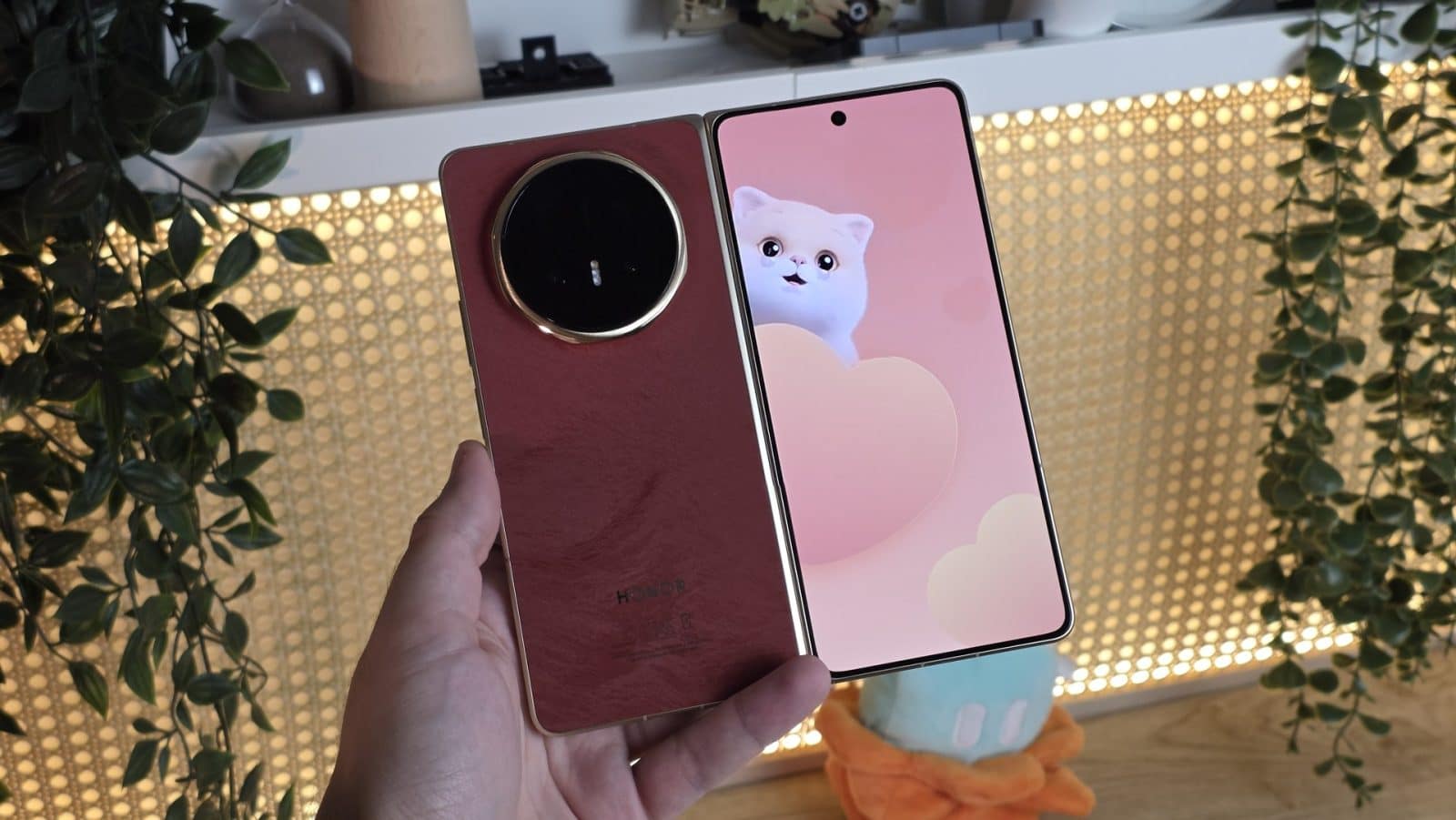 Honor Magic V6 en coloris rouge, dos texturé et anneau photo doré
