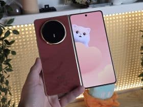 Honor Magic V6 en coloris rouge, dos texturé et anneau photo doré