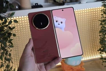 Honor Magic V6 en coloris rouge, dos texturé et anneau photo doré