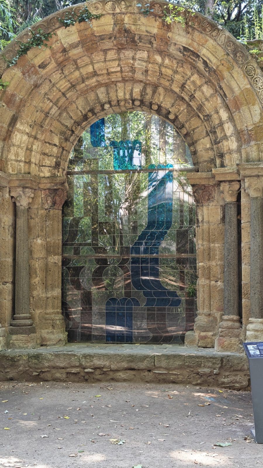 Détail d'une arche en pierre pris avec le Honor Magic V6