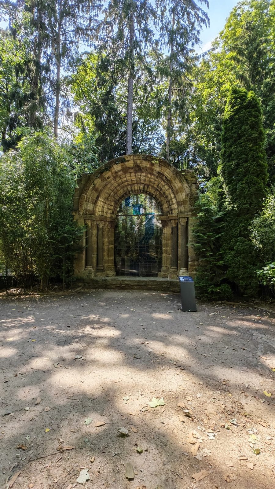 Arche en pierre d'un parc prise avec le Honor Magic V6