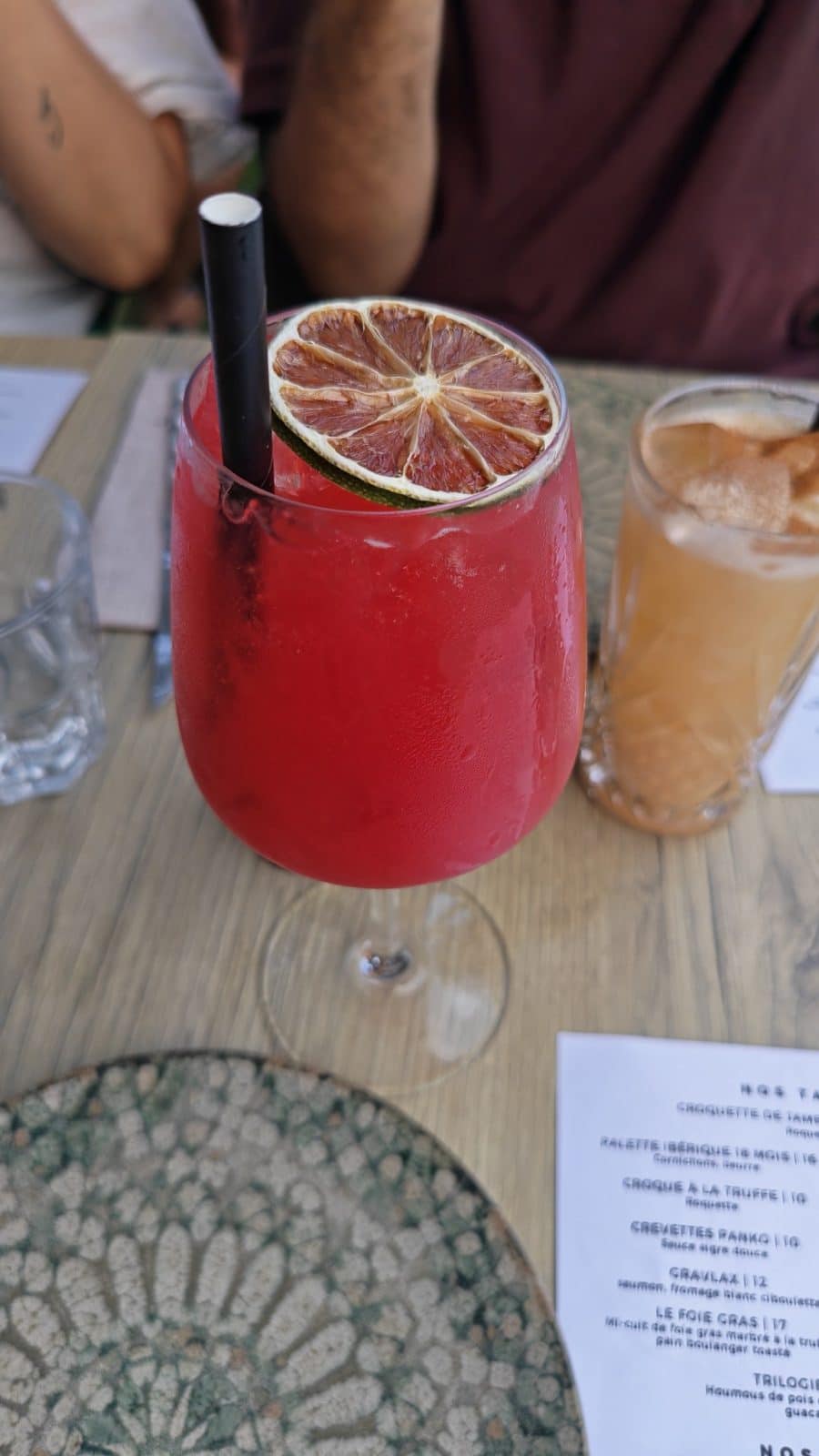 Boissons colorées sur une table prises avec le Honor Magic V6