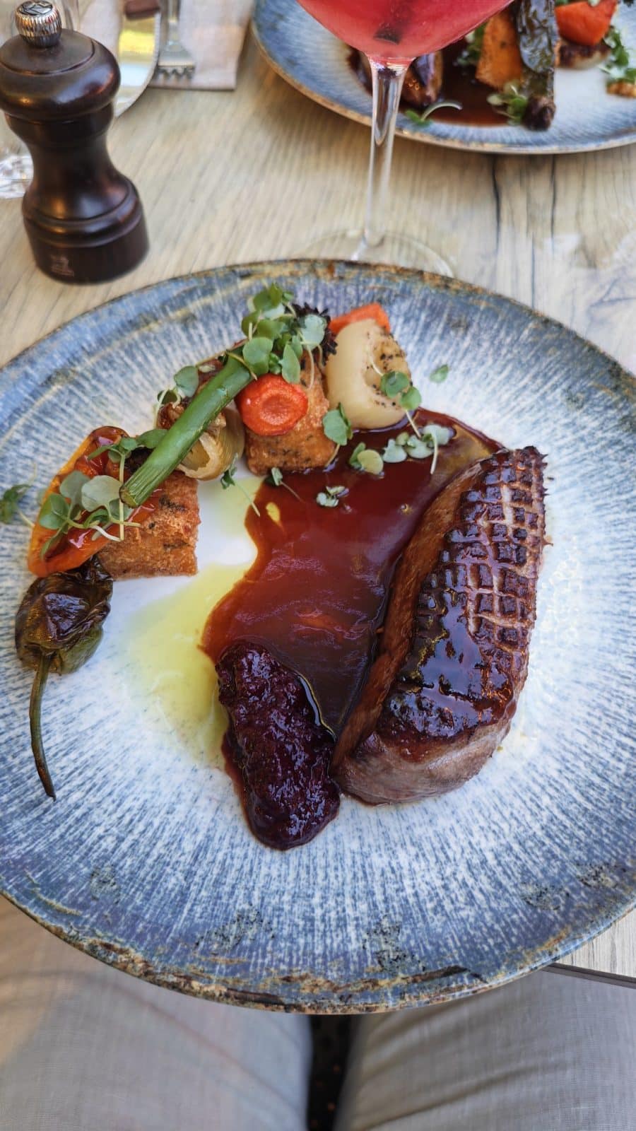 Plat de restaurant en basse lumière pris avec le Honor Magic V6