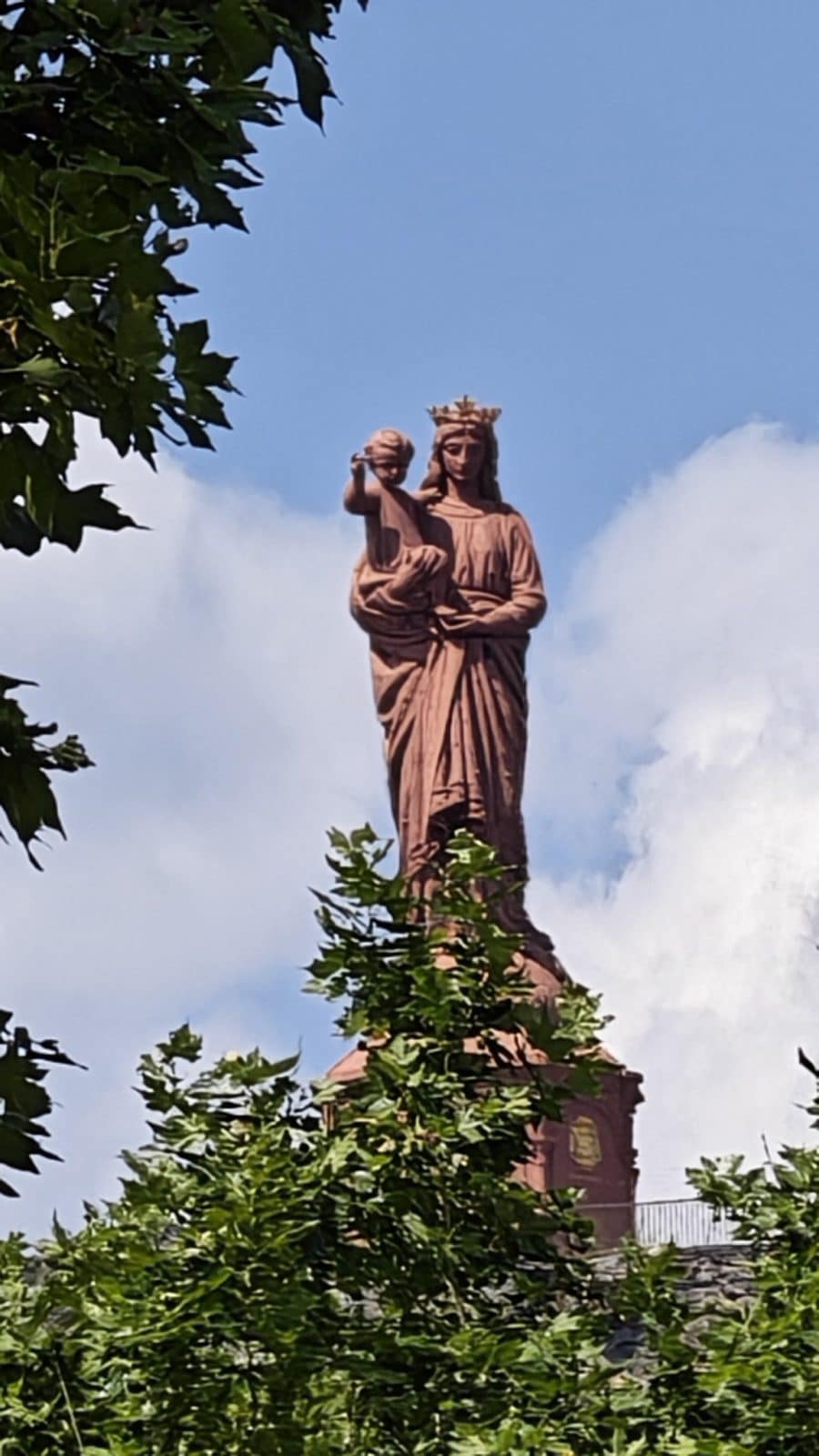 Zoom sur une statue avec le Honor Magic V6