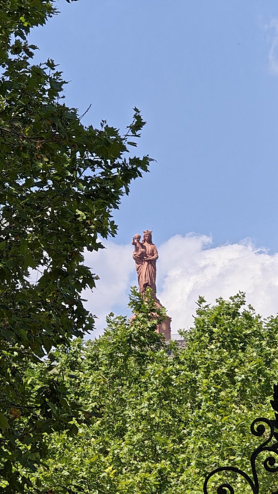 Statue au sommet d'une colonne photographiée au zoom avec le Honor Magic V6