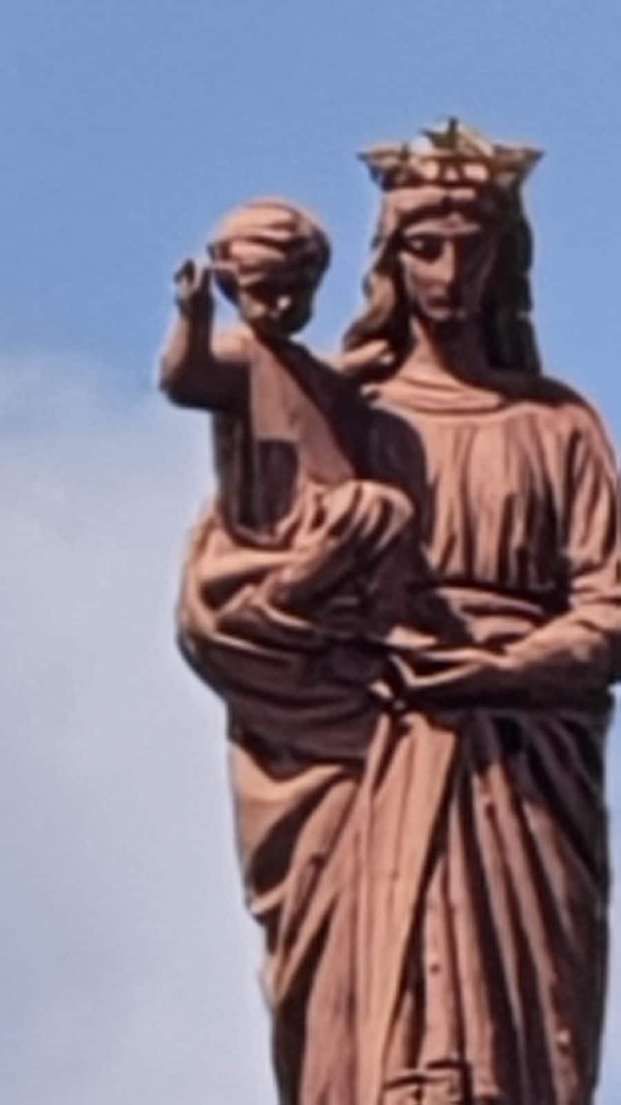 Zoom rapproché sur une statue en terre cuite avec le Honor Magic V6