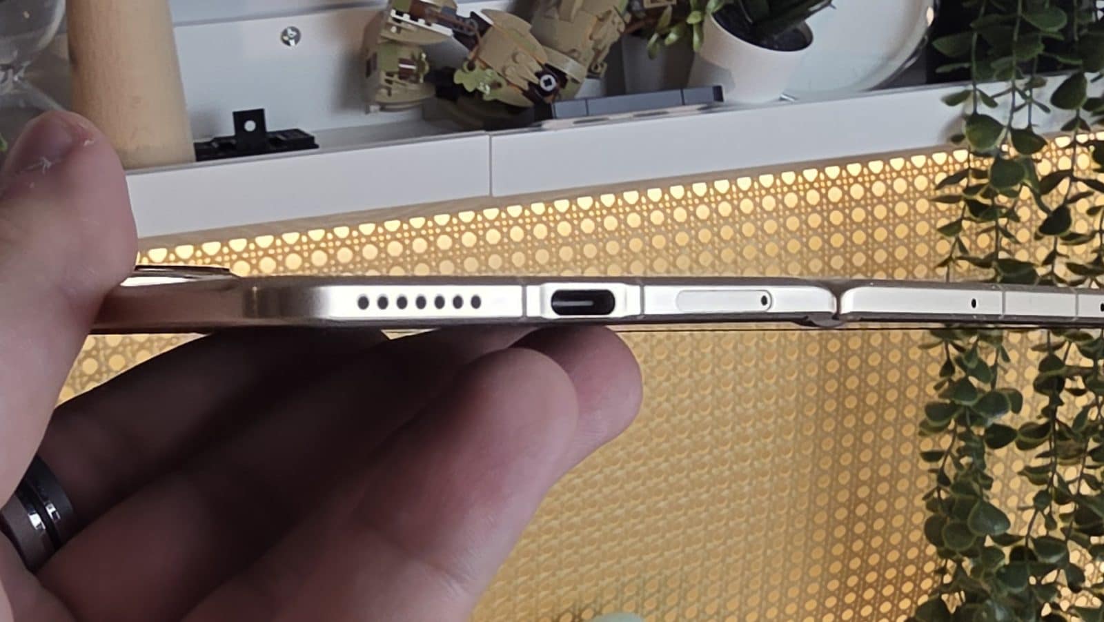 Tranche du Honor Magic V6 avec port USB-C et haut-parleurs