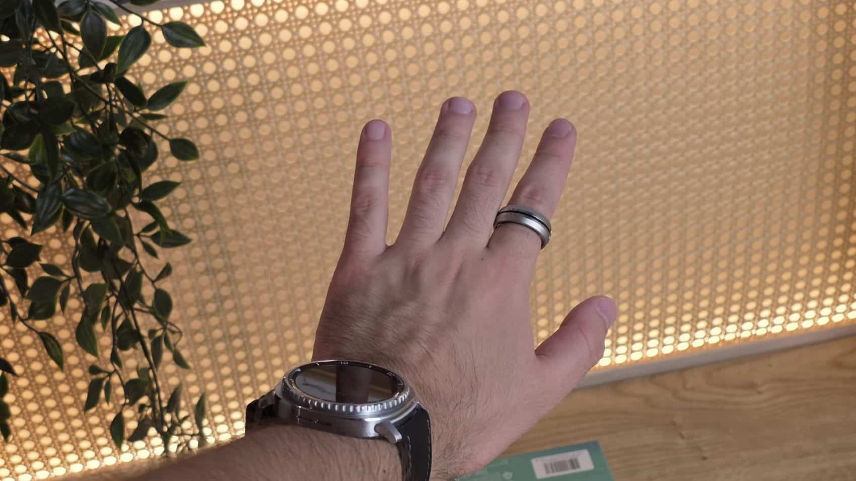 Bague connectee RENPHO LYNX portee au doigt, a cote d'une montre au poignet