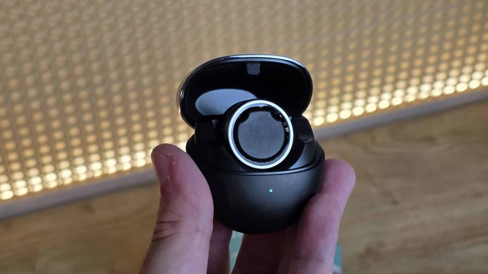 Bague connectee RENPHO LYNX dans son boitier de charge ouvert