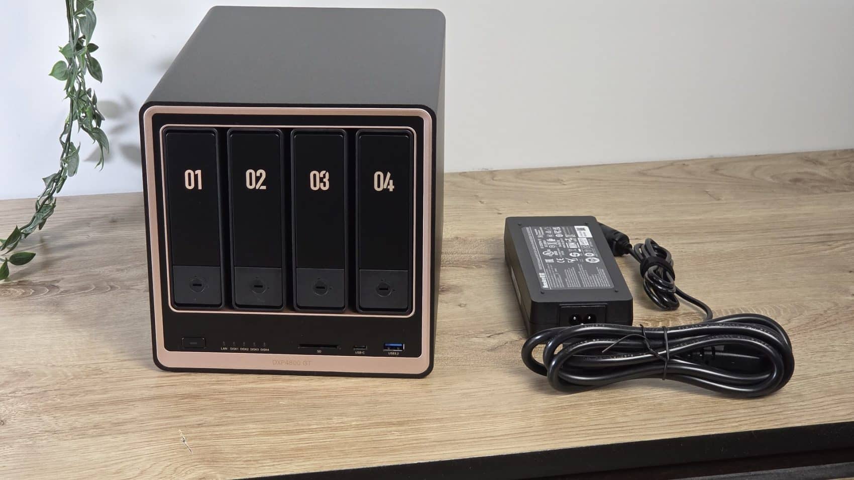 NAS UGREEN DXP4800 GT avec son bloc d'alimentation externe et son câble