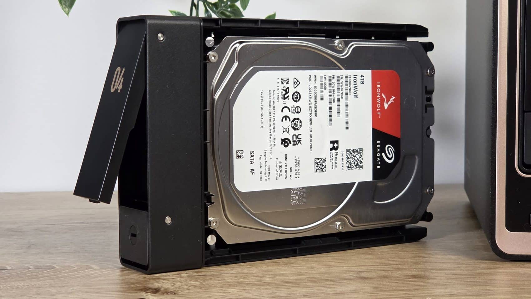 Disque dur Seagate IronWolf 4 To monté dans un tiroir du UGREEN DXP4800 GT