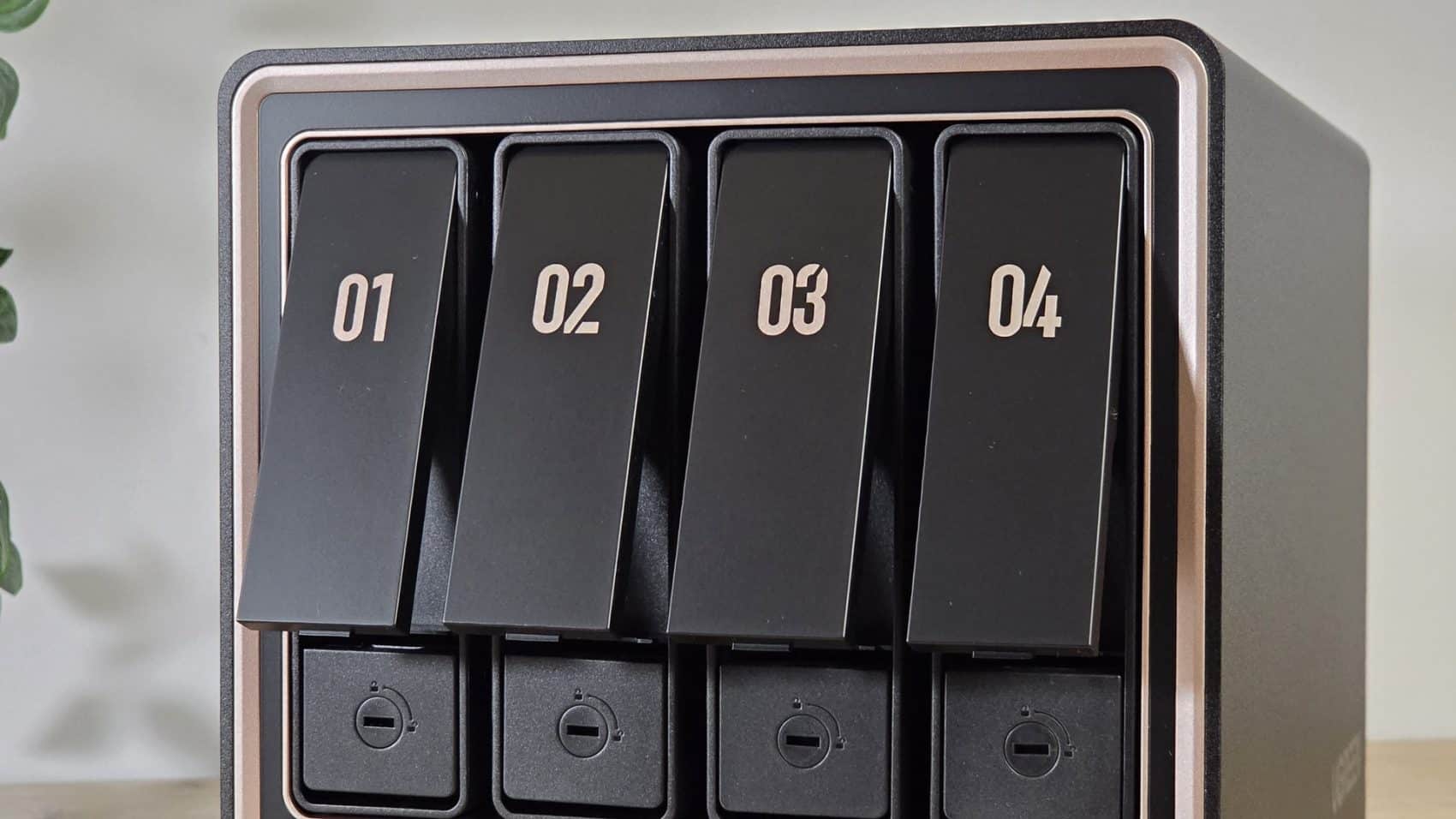 Gros plan sur les quatre plateaux 01 à 04 du UGREEN DXP4800 GT, volets ouverts