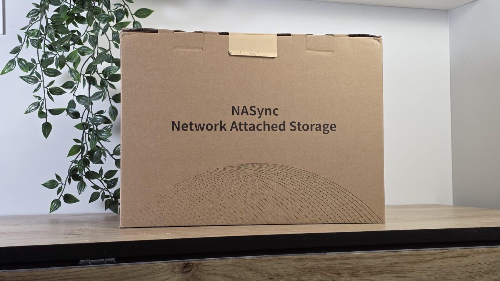 Carton de livraison du NAS UGREEN NASync DXP4800 GT posé sur un meuble