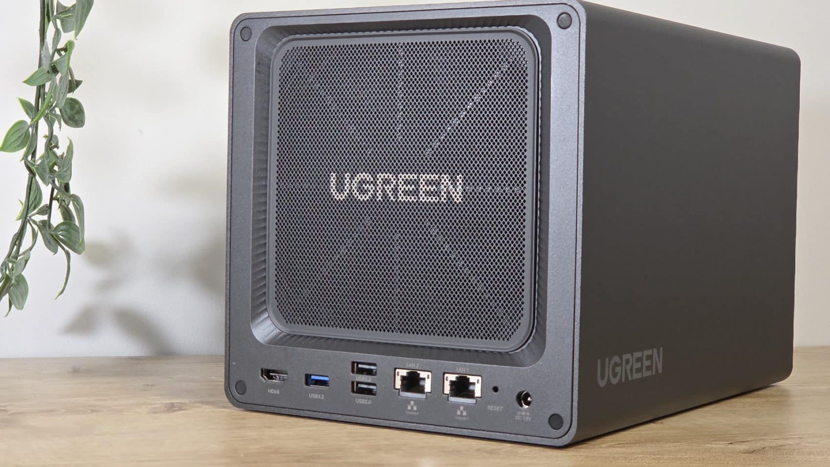 Face arrière du UGREEN DXP4800 GT avec ventilateur, HDMI, USB et deux ports réseau 10GbE