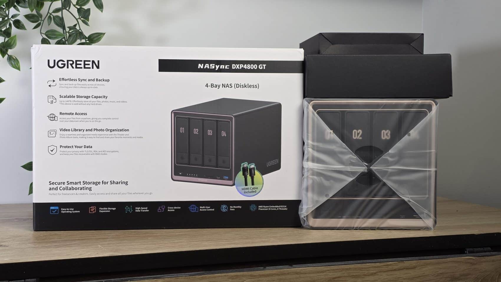 Déballage du UGREEN DXP4800 GT avec son calage noir à côté de la boîte