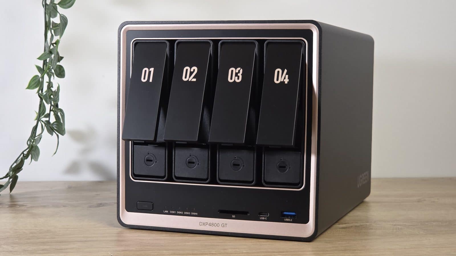 NAS UGREEN NASync DXP4800 GT de trois quarts montrant son design et son liseré cuivré