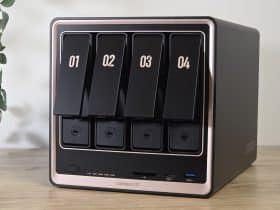 NAS UGREEN NASync DXP4800 GT de trois quarts montrant son design et son liseré cuivré