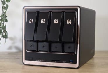 NAS UGREEN NASync DXP4800 GT de trois quarts montrant son design et son liseré cuivré