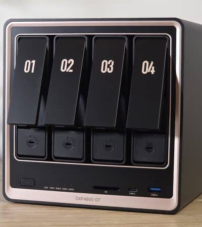 NAS UGREEN NASync DXP4800 GT de trois quarts montrant son design et son liseré cuivré