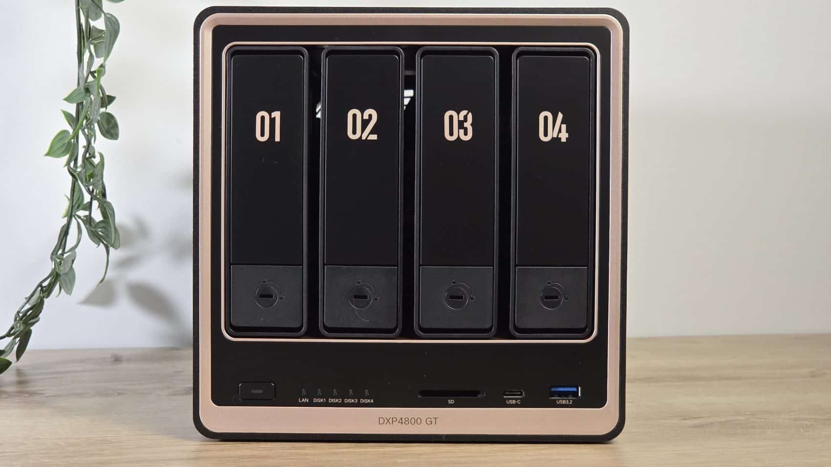 Façade du UGREEN DXP4800 GT avec ses quatre baies 01 à 04 et le label DXP4800 GT
