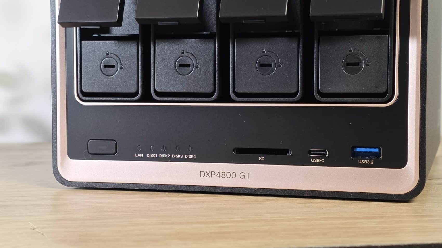 Ports en façade du UGREEN DXP4800 GT : LAN, lecteur SD, USB-C et USB 3.2