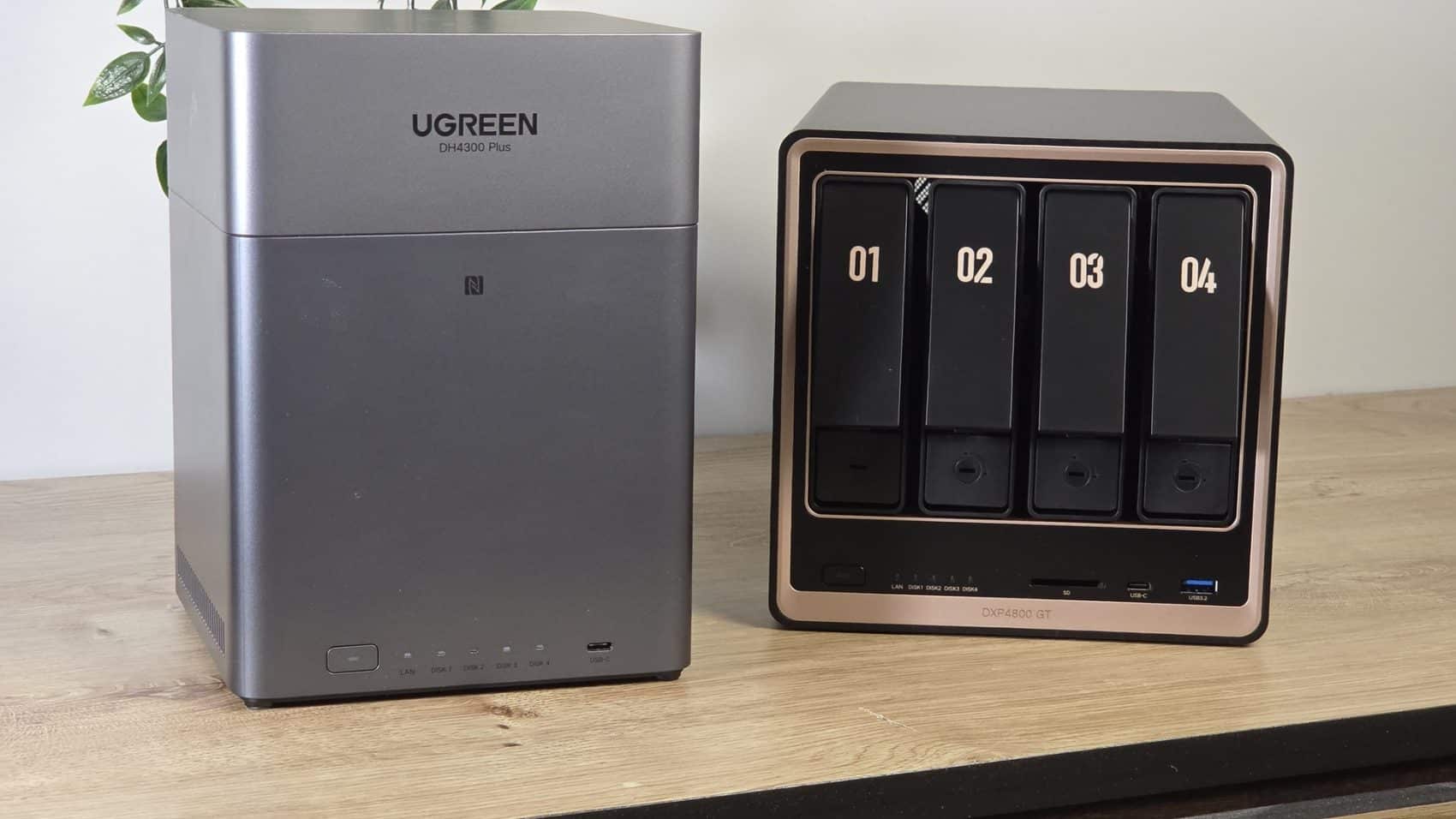 UGREEN DH4300 Plus argenté posé à côté du DXP4800 GT noir et cuivré