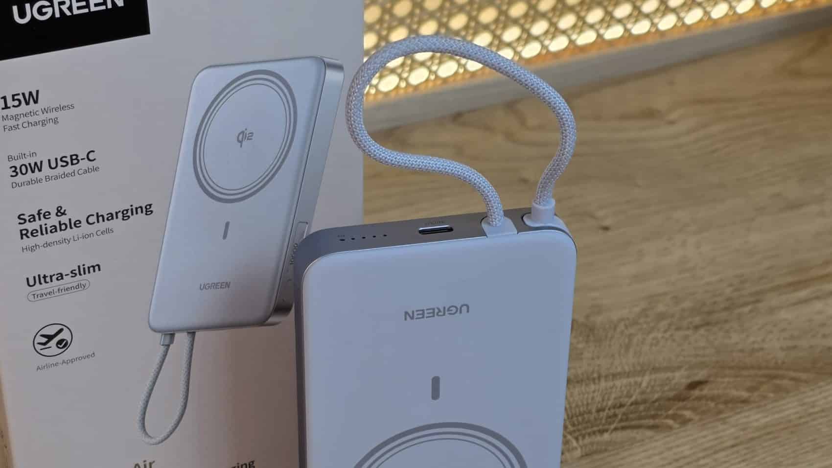 Batterie UGREEN MagFlow Air avec son cable USB-C integre deplie