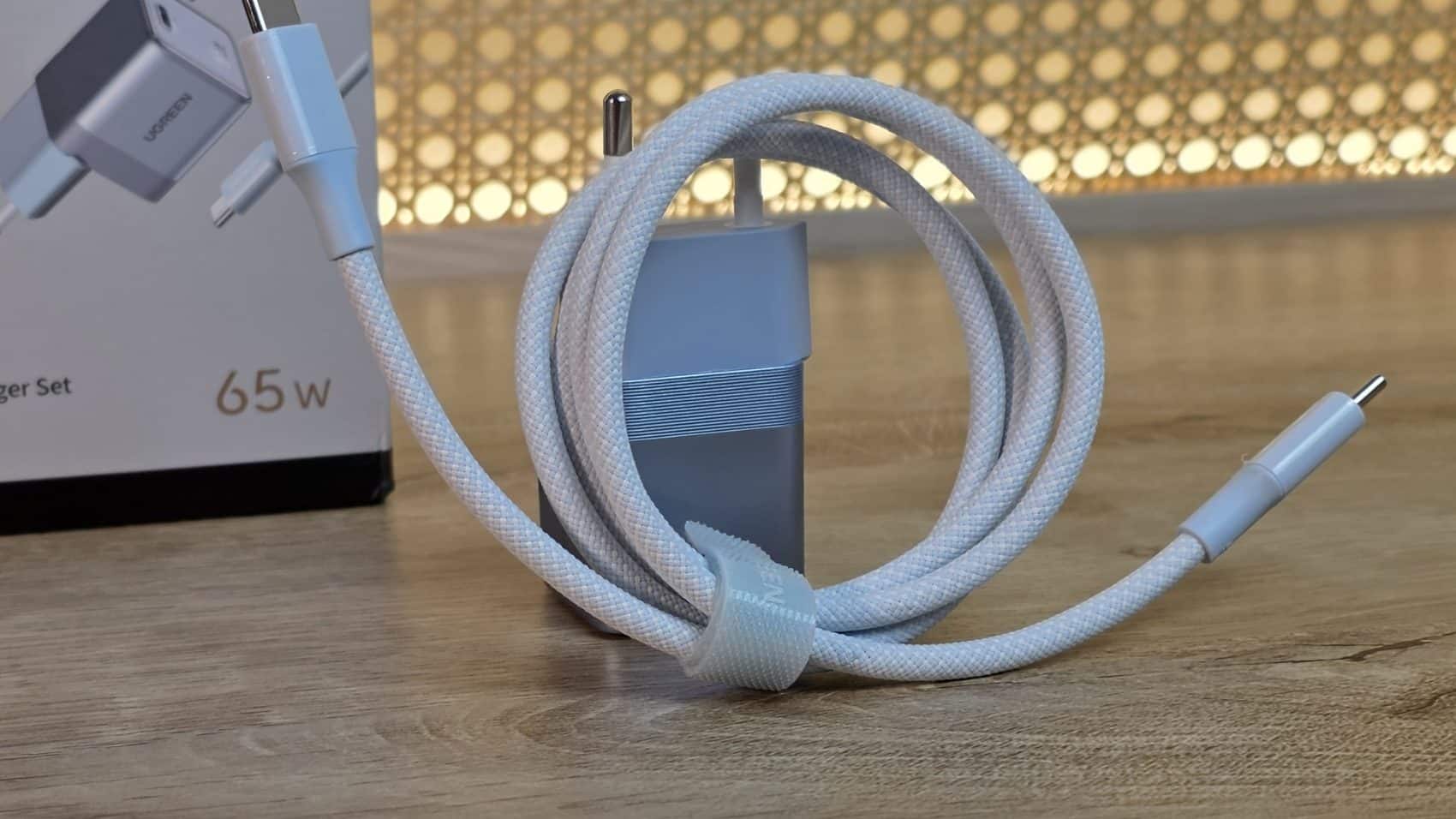Chargeur UGREEN Nexode Air 65W avec son cable USB-C tresse fourni