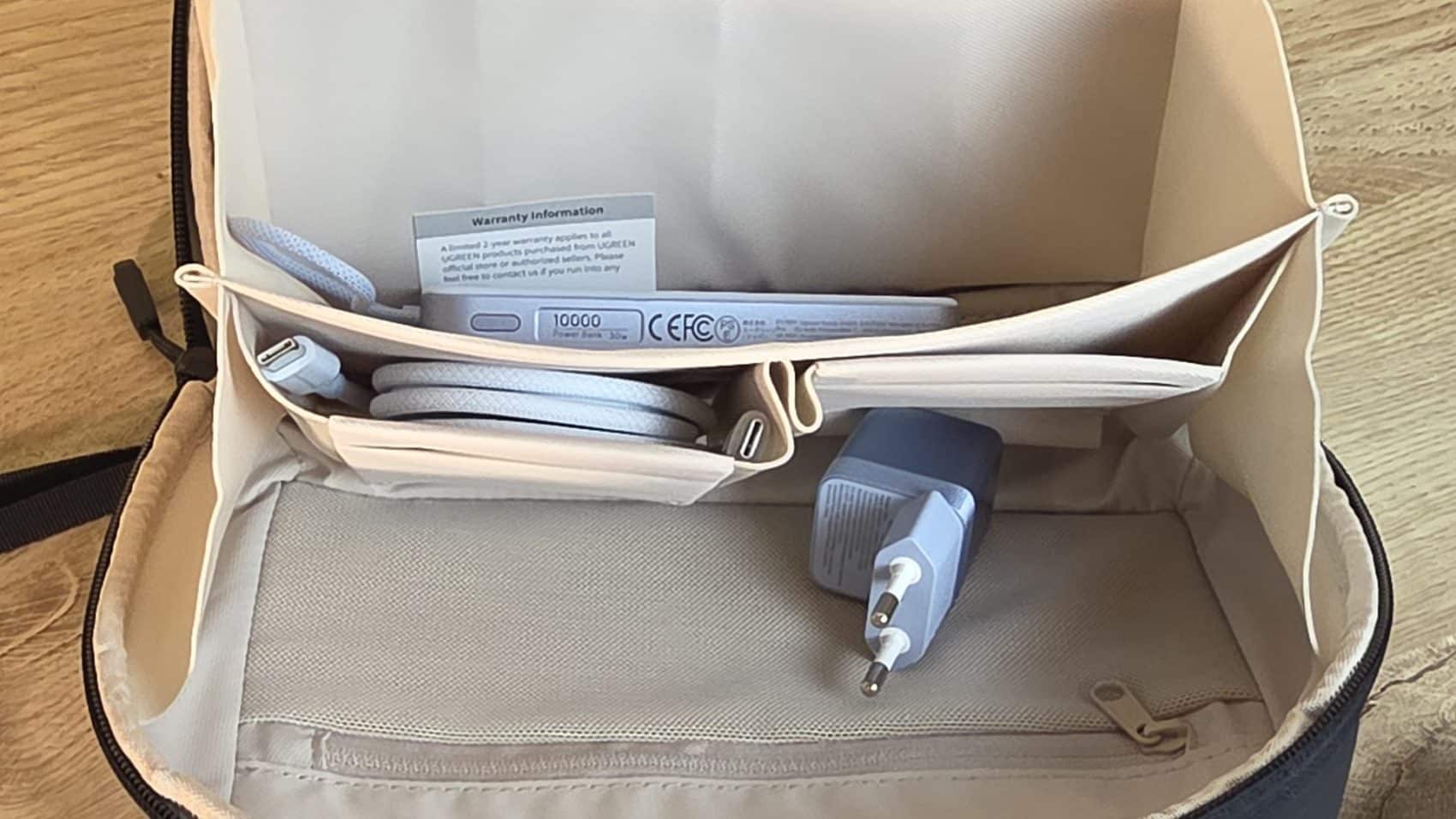 Organiseur UGREEN ouvert avec chargeur, batterie et cable ranges a l'interieur