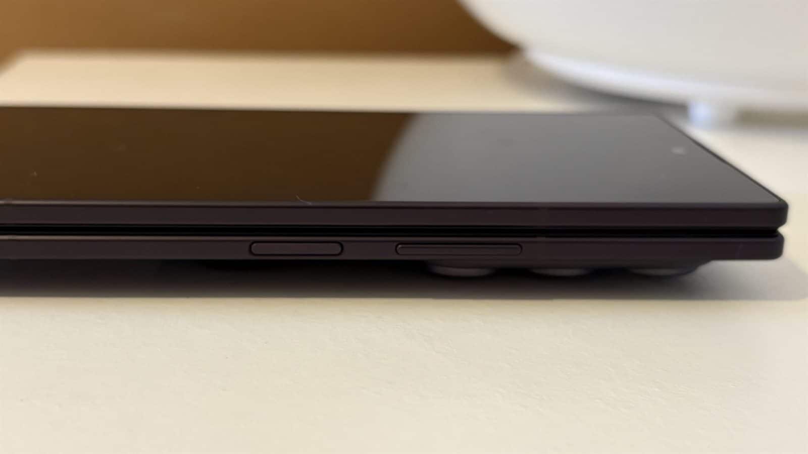 La tranche du Z Fold8, aussi épaisse que mon IPhone 16 coque comprise, donc une épaisseur pas dérangeante
