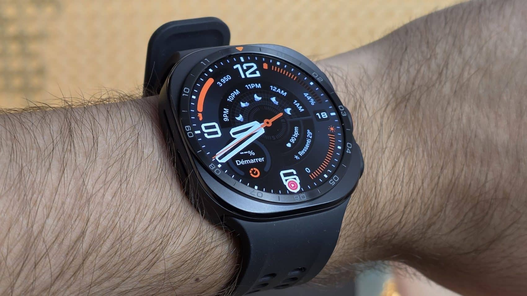 Samsung Galaxy Watch Ultra 2 portée au poignet, cadran allumé