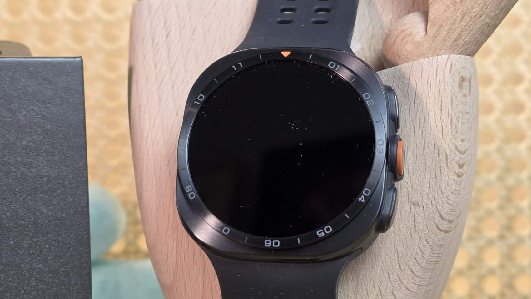 Boitier en titane et lunette graduee de la Samsung Galaxy Watch Ultra 2, ecran eteint