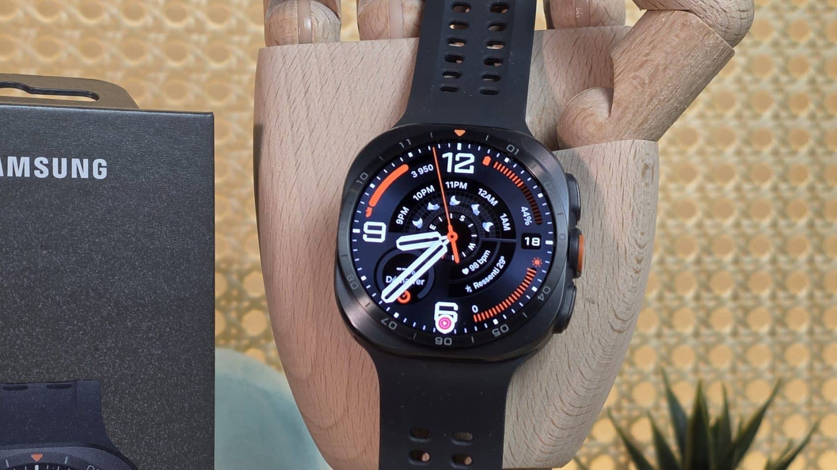 Cadran lumineux sur l'écran Super AMOLED de la Samsung Galaxy Watch Ultra 2