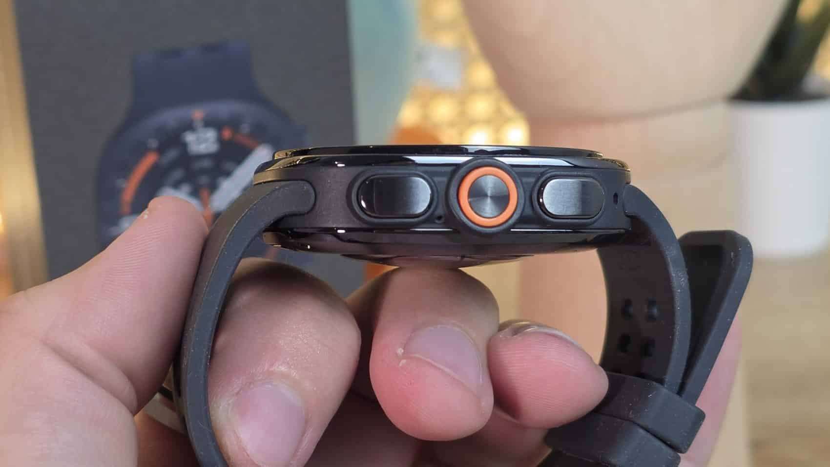 Profil de la Samsung Galaxy Watch Ultra 2 montrant l'epaisseur du boitier et le bouton rapide orange