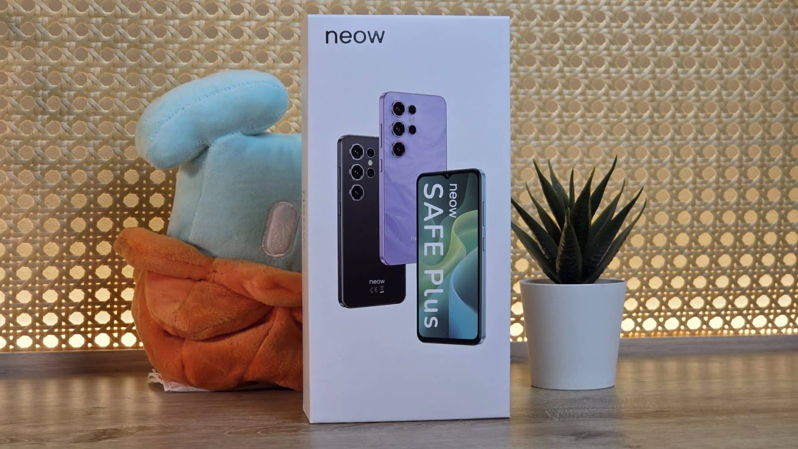 Boite du Neow Safe Plus posee sur un bureau, avec le nom du modele