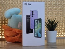 Boite du Neow Safe Plus posee sur un bureau, avec le nom du modele
