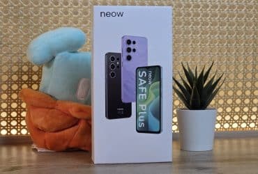 Boite du Neow Safe Plus posee sur un bureau, avec le nom du modele